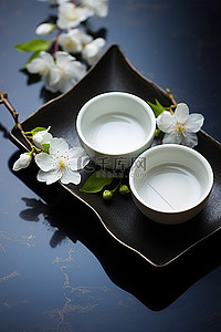 两杯茶放在有花的盘子里