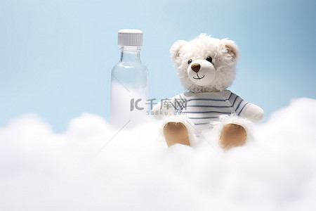 一只小泰迪熊和一个瓶子坐在白云中间