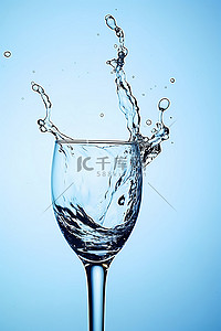 空气和蓝色背景上溅水的玻璃