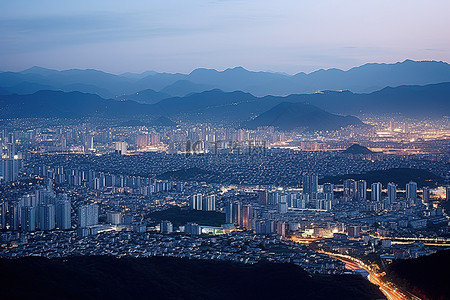 韩国首尔的黄昏，远处的山脉待定