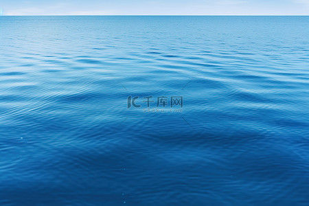 湖上游船卡通背景图片_海洋上蓝色的水面