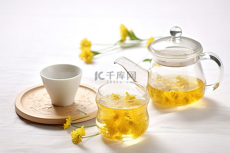 茶壶和一杯茶与白花