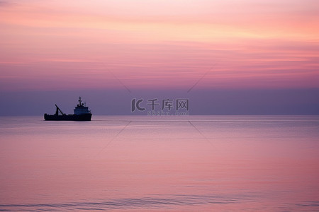 我寂寞寂寞就好背景图片_一艘船在海上驶过夕阳