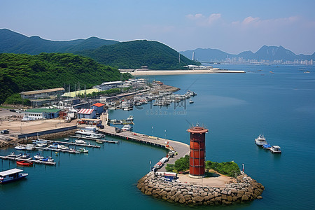 清州湾有一个港口，有一个游船码头