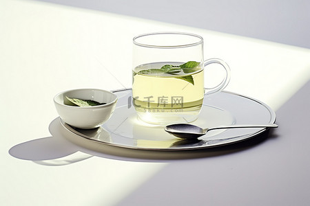 白盘子前的一杯绿茶