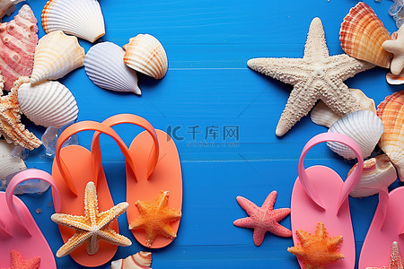 夏天拖鞋背景图片_蓝色背景上的拖鞋，上面有贝壳和海星