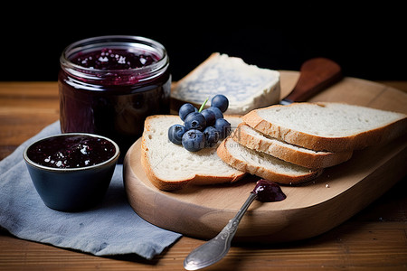 食品美味的背景图片_美味的自制面包和蓝莓果酱