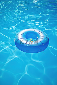 夏天旅行背景图片_水浮子漂浮在水中，上面写着“夏天”