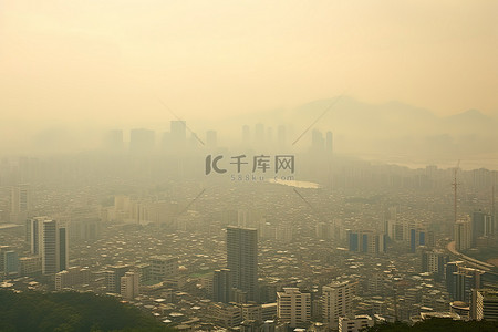 首尔市笼罩在浓浓的雾霾之下