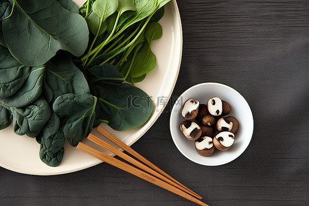菠菜蘑菇和筷子在桌子上