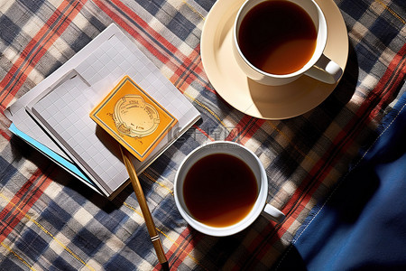 乐观的背景图片_蓝色格子布桌布有咖啡碗和茶壶