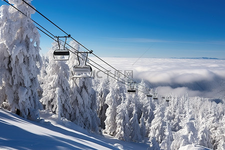雪山覆盖着滑雪缆车