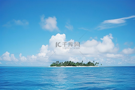 云彩背景图片_海洋中的一座岛屿，有云彩和蓝天