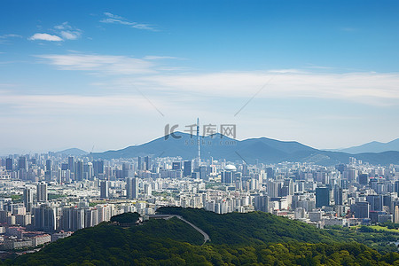 的日子背景图片_首尔城市天际线，晴朗的日子里，绿树成荫，山峦叠翠