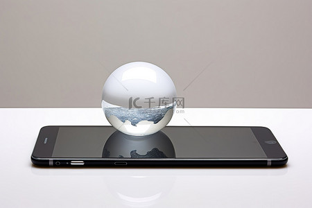 桌面上的 iPhone，屏幕周围有一个地球仪