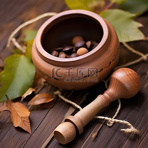 棕色桌子背景图片_一个木碗，里面装有木槌碗和叶子
