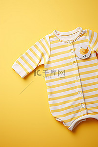黄色图案婴儿连身衣，带有动物图案 黄色背景婴儿连身衣