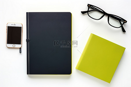 黑色笔记本智能手机和白色背景中的眼镜