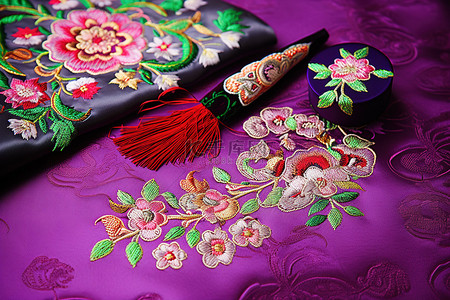 紫色背景上美丽的刺绣图案