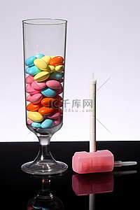 注射剂背景图片_一个玻璃杯，旁边有药丸和注射剂