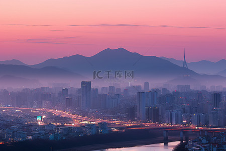 日出时看到新明市的城市和山脉景观