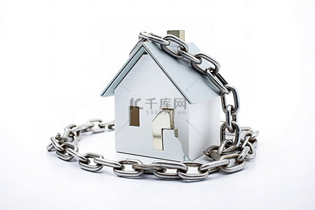 一座白色的小房子，上面有铁链，还有一条铁链拴在房子上