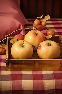秋季图案沙发上的木托盘里放着两个苹果