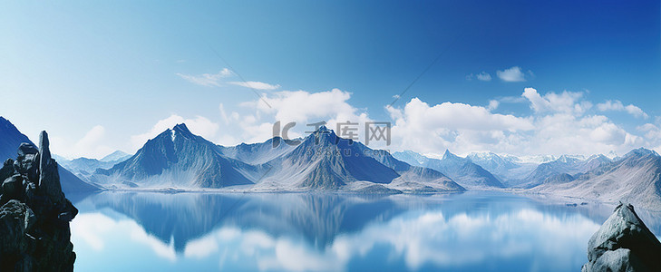 天地盖盒背景图片_有高山湖泊和蓝天的山腰