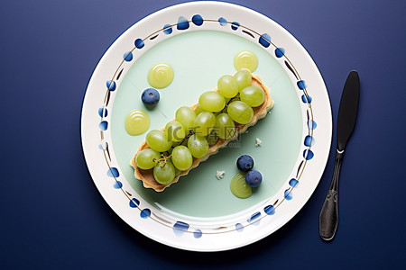 一盘蓝色和黄色的葡萄甜点