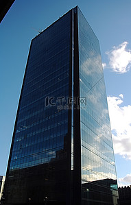 摩斯密码背景图片_一座带有高大玻璃的黑色建筑