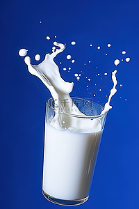 乳制品背景背景图片_大杯牛奶即将溢出蓝色背景