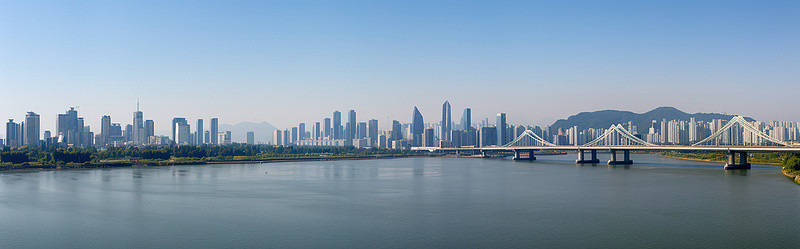 酒店图片背景图片_水和附近背景中的一些城市的图片