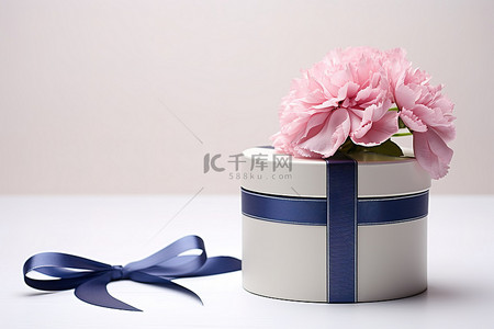 漂亮的生日盒，配有粉色和蓝色丝带和一朵花