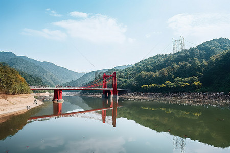 一群人背景图片_一群人在有吊桥的河里行走