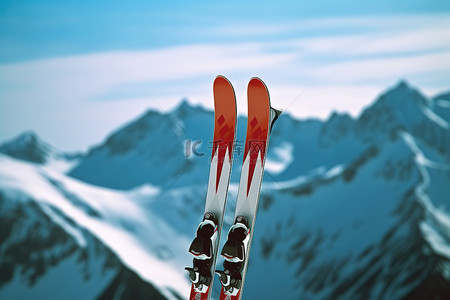冬天的滑雪背景图片_垂悬在雪山上的滑雪棒