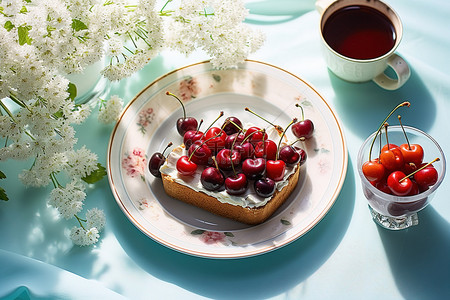 莓茶背景图片_盘子里放一些带有浆果的吐司和旁边的一些茶