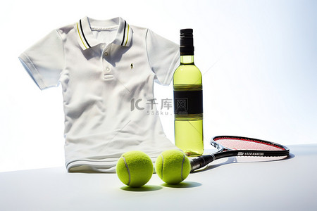 Polo 衫内的球拍网球和瓶子