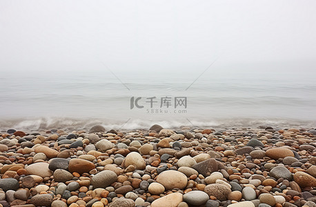 雾天的岩石海岸