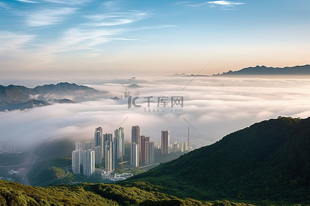 云雾缭绕的天空背景图片_香港香格里拉山，天空云雾缭绕