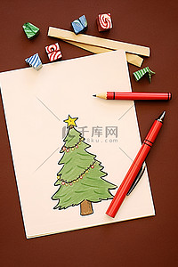 一张棕色纸上的圣诞文具和蜡笔