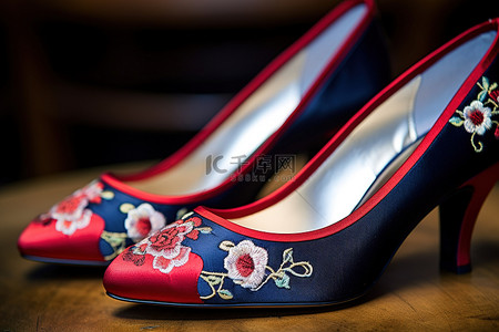 绣花鞋背景图片_蓝色和红色绣花鞋