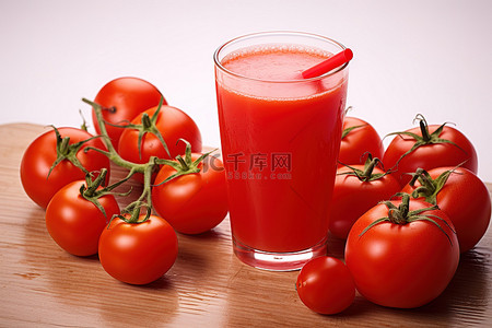 一杯果汁和水果旁边的红番茄