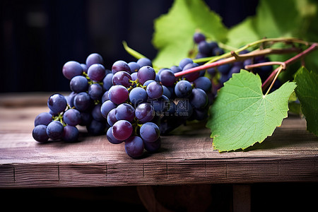 无核白葡萄背景图片_木桌上的葡萄或藤蔓