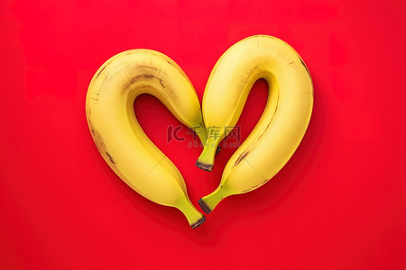 红色背景上心形的香蕉