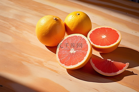 桌上的柠檬葡萄柚