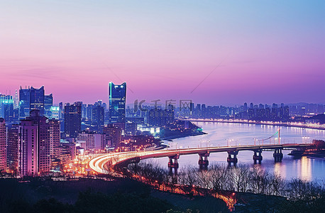 黄昏的韩国城市，远处的河流