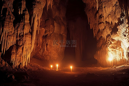 一些高大岩石内的洞穴中显示出灯光