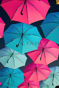 明亮的颜色雨伞映衬着天空