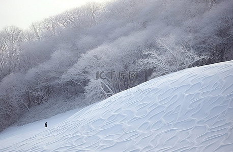 一个人用滑雪板从冰雪覆盖的山上滑雪