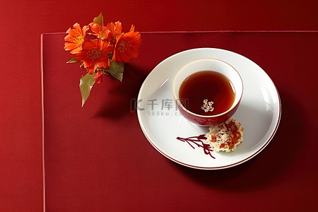 白盘上有红色背景的茶